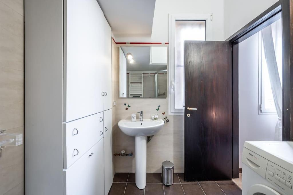 Apartament Sotto Le Due Torri 5* Bolonia Zewnętrze zdjęcie
