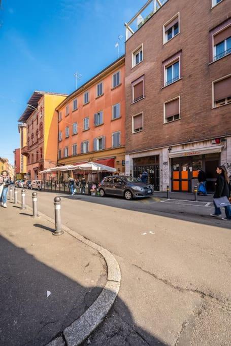 Apartament Sotto Le Due Torri 5* Bolonia Zewnętrze zdjęcie